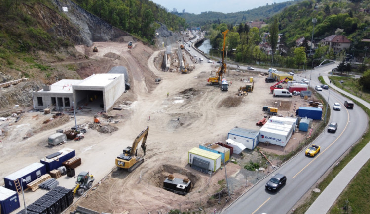 Brno pozoruje, jak roste městský okruh. Silničáři se pochlubili unikátními snímky.