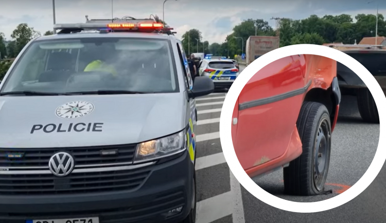 Řidič na jižní Moravě otočil do protisměru auto s malými dětmi. Po nehodě ani nezastavil