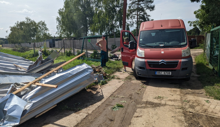 Tornádo v Lanžhotě způsobilo škody za miliony korun. Pomáhají řemeslníci i charita