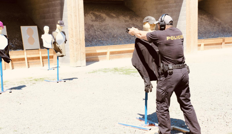 Pražští policisté změřili své síly ve střelbě. Důležitá byla rychlost, ale také přesnost