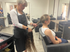 Vlasy se rozhodla ostříhat po osmnácti letech. Darovala je na dobrou věc