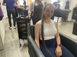 Vlasy se rozhodla ostříhat po osmnácti letech. Darovala je na dobrou věc.