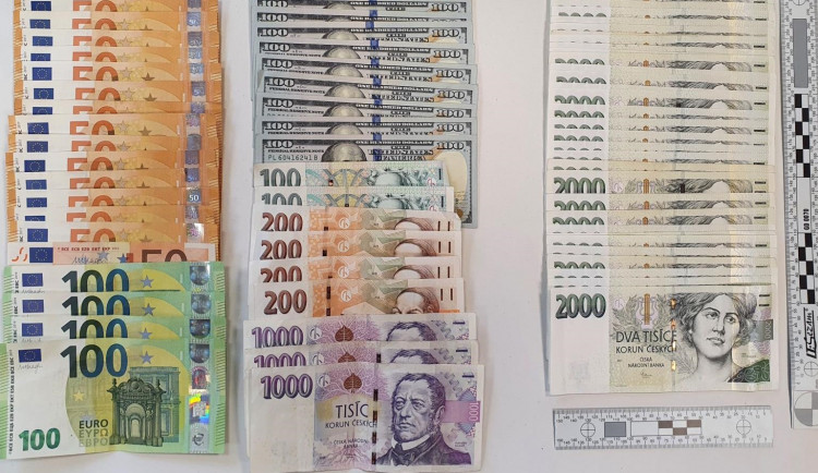 Cizinci přijeli do Česka jen s igelitkou v ruce. Pomocí podvodů od lidí vylákali stovky tisíc