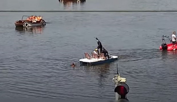 VIDEO: Výtržník chtěl uplavat policistům, ti ho naháněli na šlapadlech