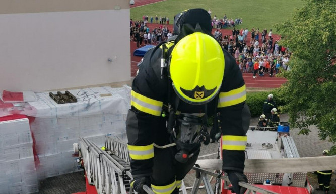 Studený kouř, pohřešované osoby i první pomoc. Hasiči cvičili požární zásah na školách v kraji