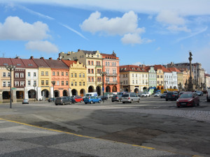 Rekonstrukce Velkého náměstí v Hradci Králové stojí. Peníze na jeho opravu však postupně mizí