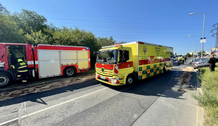 Při nehodě autobusu v Praze se zranilo dvanáct dětí a tři dospělí. Na místě jsou záchranáři