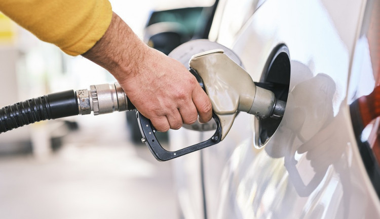 Cena benzinu dál stoupá na nová maxima. Připlatíme si i za naftu