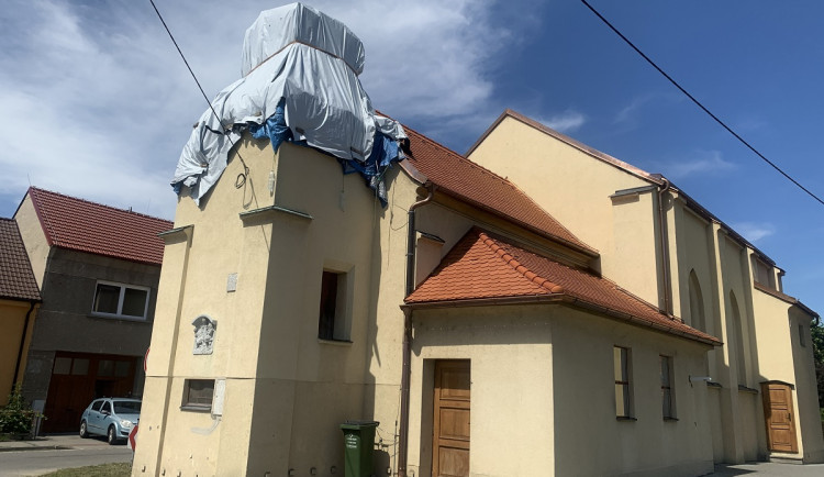 Rok poté: Tornádo bralo, co mu přišlo do cesty. Práce v zasažených obcích nekončí