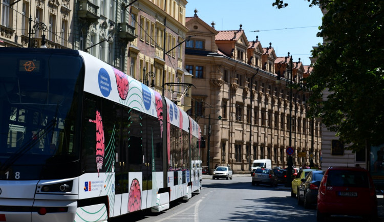 Eurotramvaj už křižuje Prahu. Upozorňuje na to, že Česká republika bude předsedat Evropské unii