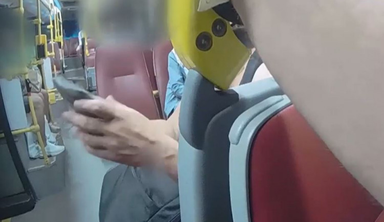 VIDEO: Vulgární ženu museli z autobusu dostat strážníci. Nadýchala téměř tři promile