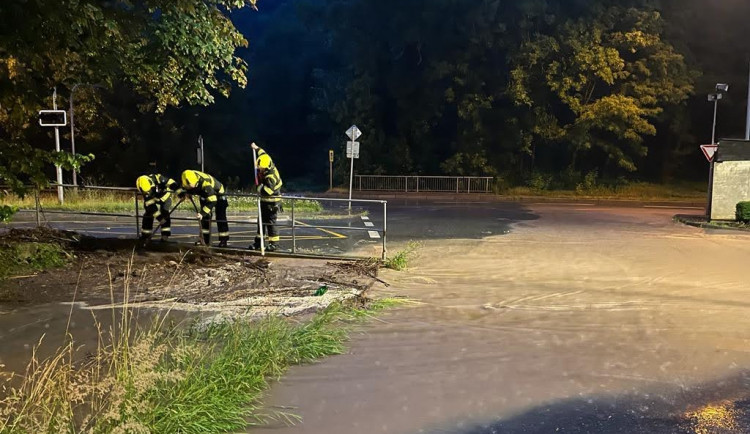 VIDEO: Meteorologové zaznamenali extrémní srážky. V Praze byl překročen třetí povodňový stupeň