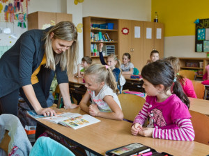 Končící školní rok ovlivnily epidemie covidu-19 i příchod uprchlíků z Ukrajiny