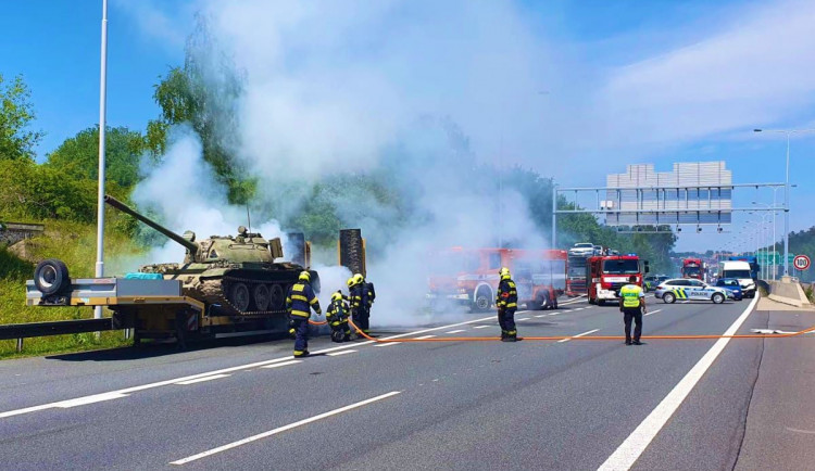 Dopravu na Pražském okruhu zablokoval požár přívěsu s tankem