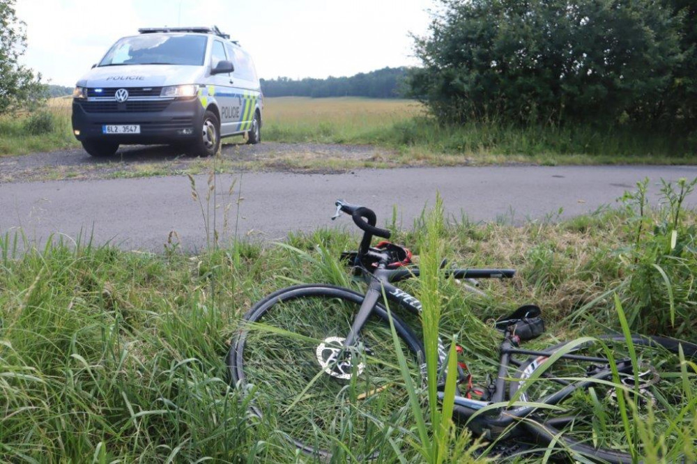 Cyklista se na Českolipsku střetl s traktorem, zachránila jej přilba. Kolo se silným nárazem rozlomilo