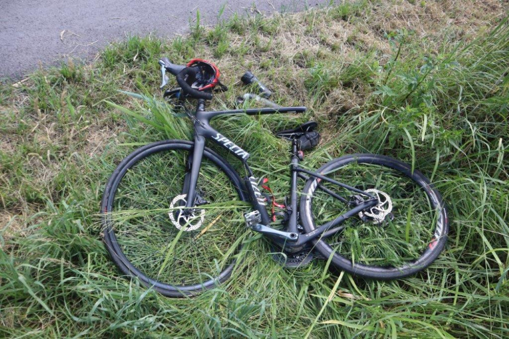 Cyklista se na Českolipsku střetl s traktorem, zachránila jej přilba. Kolo se silným nárazem rozlomilo