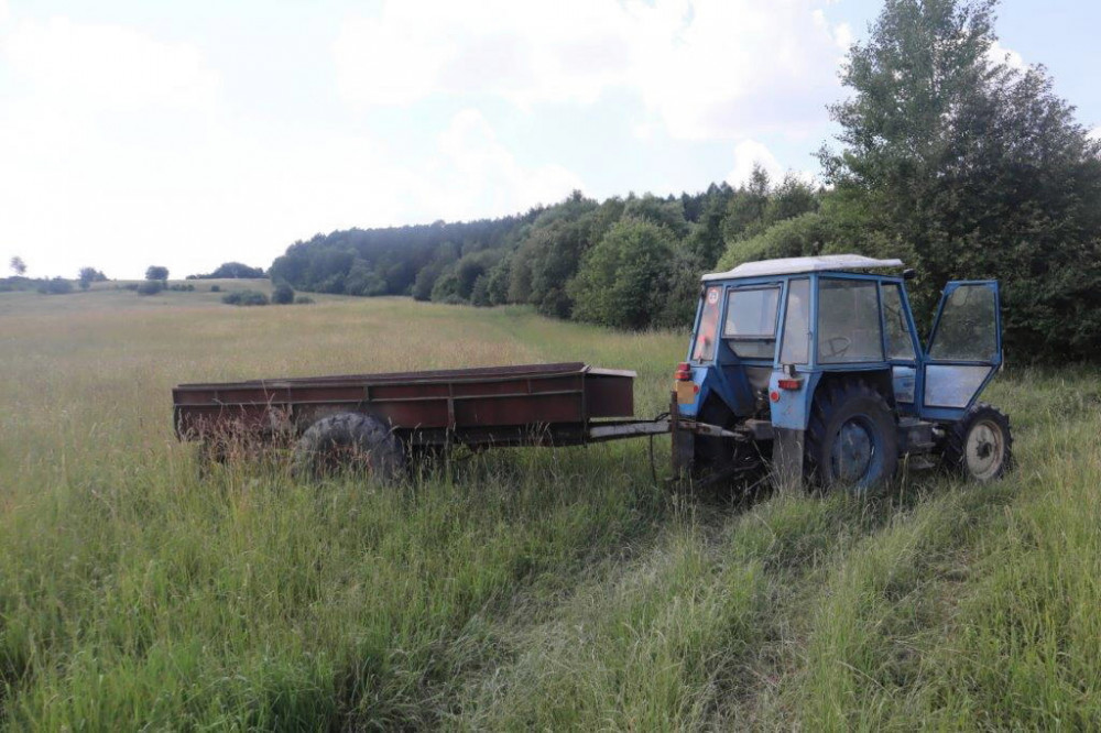 Cyklista se na Českolipsku střetl s traktorem, zachránila jej přilba. Kolo se silným nárazem rozlomilo