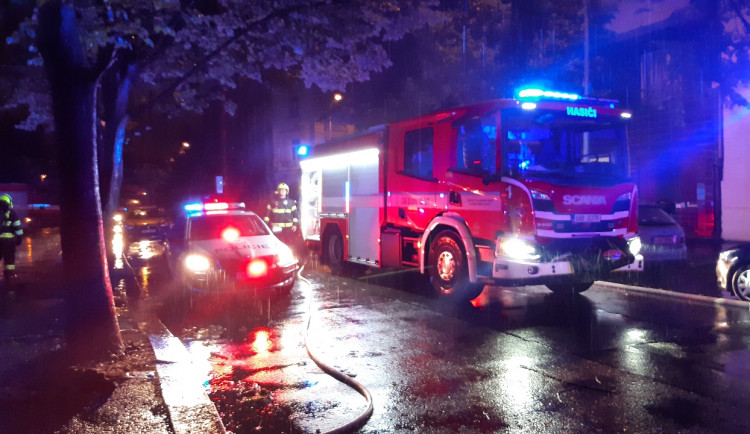 VIDEO: Policisté zachraňovali lidi z hořícího domu. Dva evakuovaní skončili v péči záchranářů