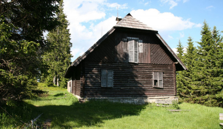Známou Roklanskou chatu v samém srdci Šumavy čeká demolice, opuštěný objekt napadla dřevomorka.