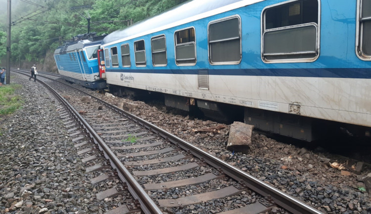U Karlštejna vykolejil vlak po nárazu do skály. Provoz mezi Prahou a Berounem je přerušený