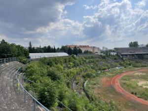 Slavný fotbalový stadion Za Lužánkami zarůstá křovinami. Je to schválně, říká město