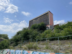 Slavný fotbalový stadion Za Lužánkami zarůstá křovinami. Je to schválně, říká město