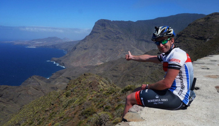 Extrémní biker Martin Vít stráví na závodech celé dny, s sebou má jen kolo, spacák a trochu zásob.