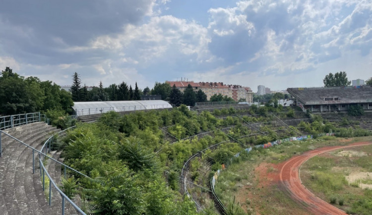 Slavný fotbalový stadion Za Lužánkami zarůstá křovinami. Je to schválně, říká město.