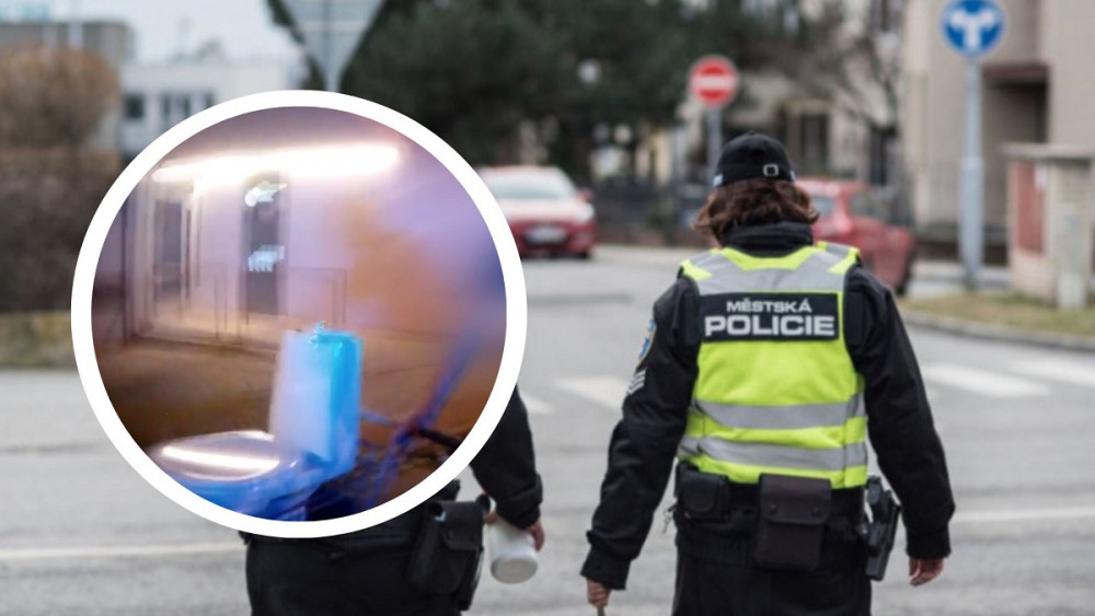 Centrem Brna svištěl cyklista se záchodovou mísou