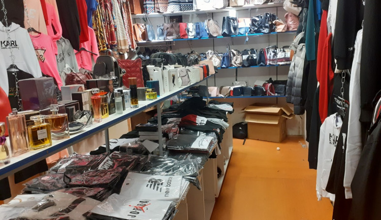 VIDEO: Celníci zabavili v pražské tržnici Sapa padělky za tři miliony korun