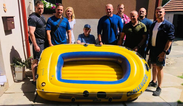 size4-16272067986819-152-milos-zeman-travi-cast-dovolene-na-vysocine-ani-letos-nevynechal-plavbu-ve-zlutem-clunu