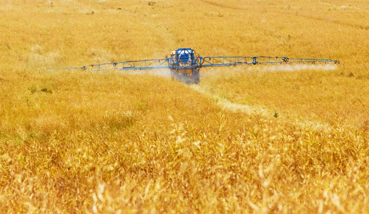 Trh s pesticidy v Česku převyšuje sedm miliard. Jde o ziskový byznys, ale ubývá mu prostor