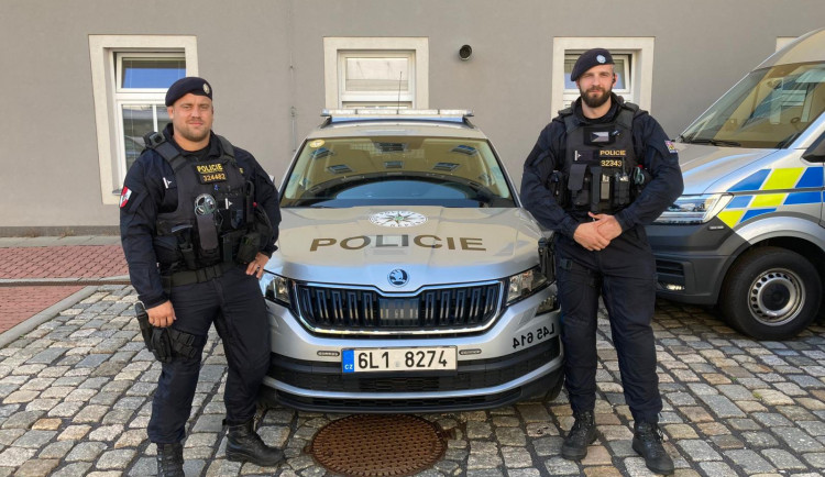 Řidič v Liberci zkolaboval za volantem. Život mu zachránili policisté pomocí defibrilátoru