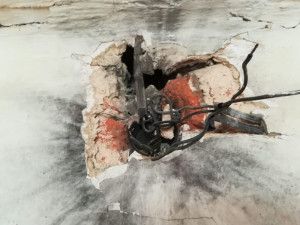 Kulový blesk je připravil o střechu nad hlavou. Dcera založila sbírku na pomoc rodičům