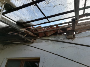 Kulový blesk je připravil o střechu nad hlavou. Dcera založila sbírku na pomoc rodičům