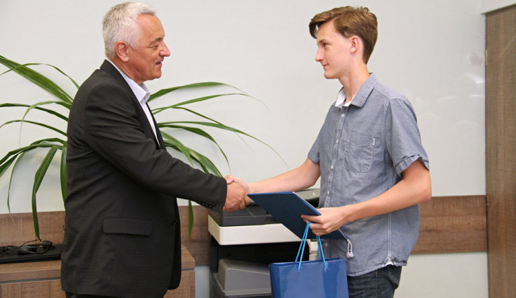 Čtrnáctiletý hoch zachraňoval jednu z obětí vražd v Kostelci. Nikdo z kolemjdoucích mu nepomohl.