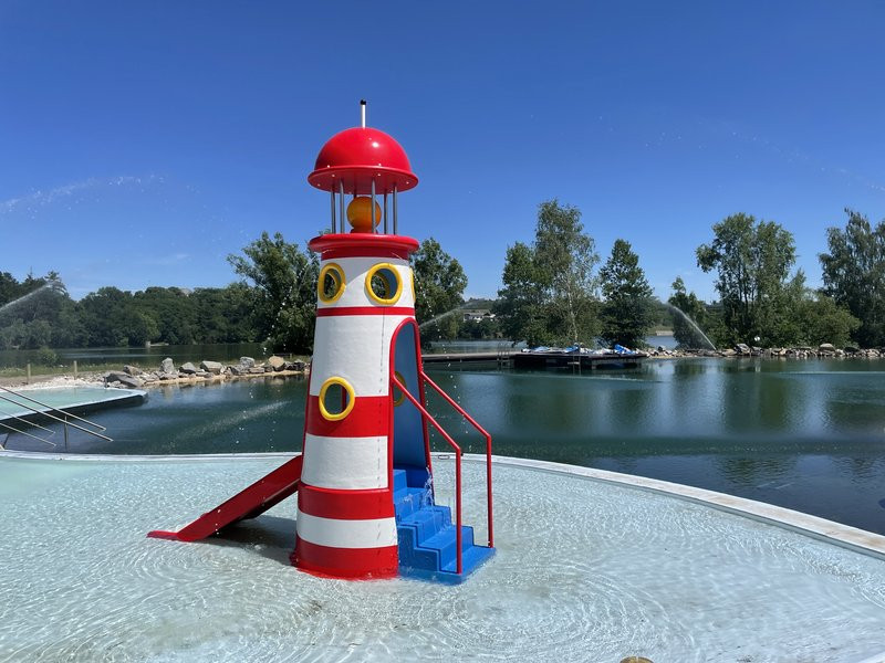 Oblíbené koupací jezírko ve Škodalandu dostalo nové brouzdaliště, doplňuje ho maják se skluzavkou