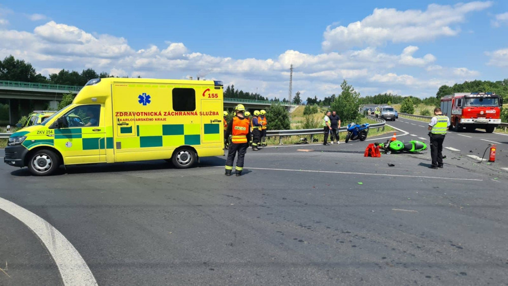 Další zraněný motocyklista. Do plzeňské nemocnice ho transportoval vrtulník.