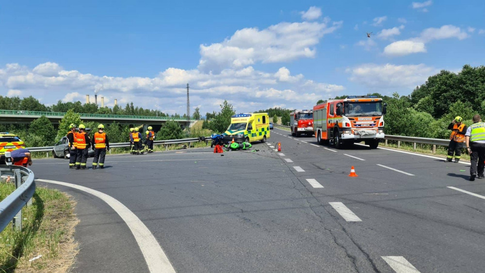 Další zraněný motocyklista. Do plzeňské nemocnice ho transportoval vrtulník.