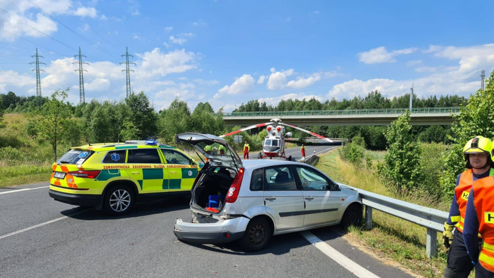 Další zraněný motocyklista. Do plzeňské nemocnice ho transportoval vrtulník.