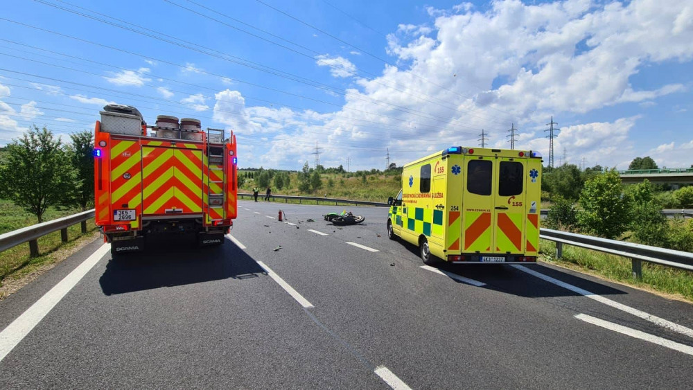 Další zraněný motocyklista. Do plzeňské nemocnice ho transportoval vrtulník.