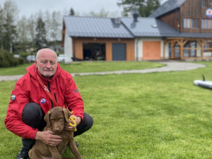 Na raftu sedí pět lidí včetně tří dětí a nikdo nemá vestu, kroutí hlavou šéf vodních záchranářů