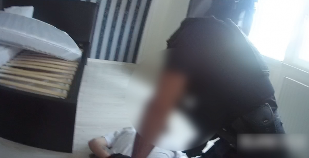 Zloděj se schoval pod postel.