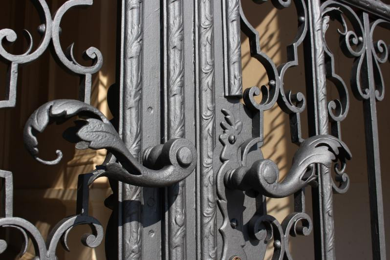 Restaurovaná mříž na budově gymnázia ve Dvoře Králové nad Labem