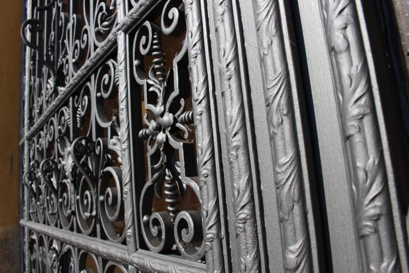 Restaurovaná mříž na budově gymnázia ve Dvoře Králové nad Labem