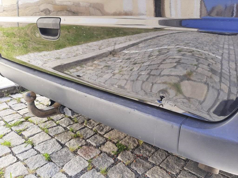 Agresivní cizinec kopal v Tovačově do aut, škoda přesáhne sto tisíc korun