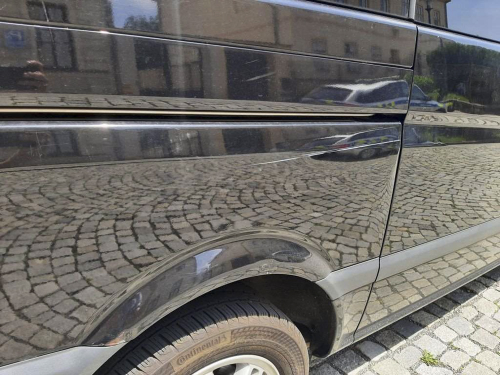 Agresivní cizinec kopal v Tovačově do aut, škoda přesáhne sto tisíc korun