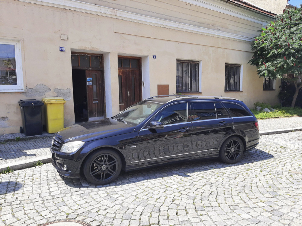 Agresivní cizinec kopal v Tovačově do aut, škoda přesáhne sto tisíc korun