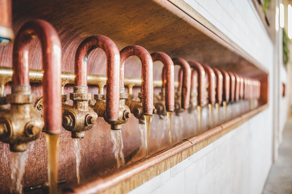 Budějovický Budvar je doma v jižních Čechách, ale slavný po je celém světě.