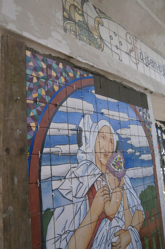 Více než 70 let stará mozaika na hřbitovní bráně v Klenčí opět září novotou